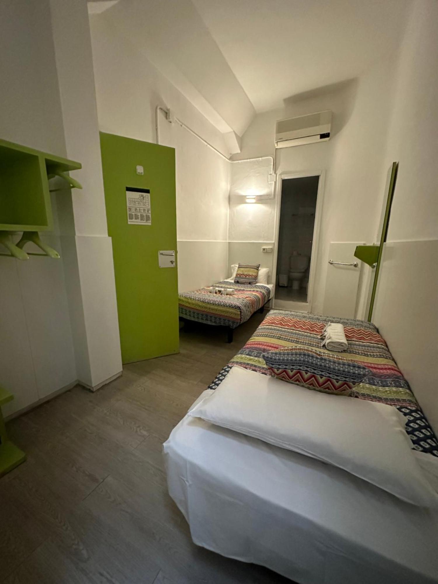 Youth Hostel - Central And Basic Universitat Barcelona Exteriér fotografie